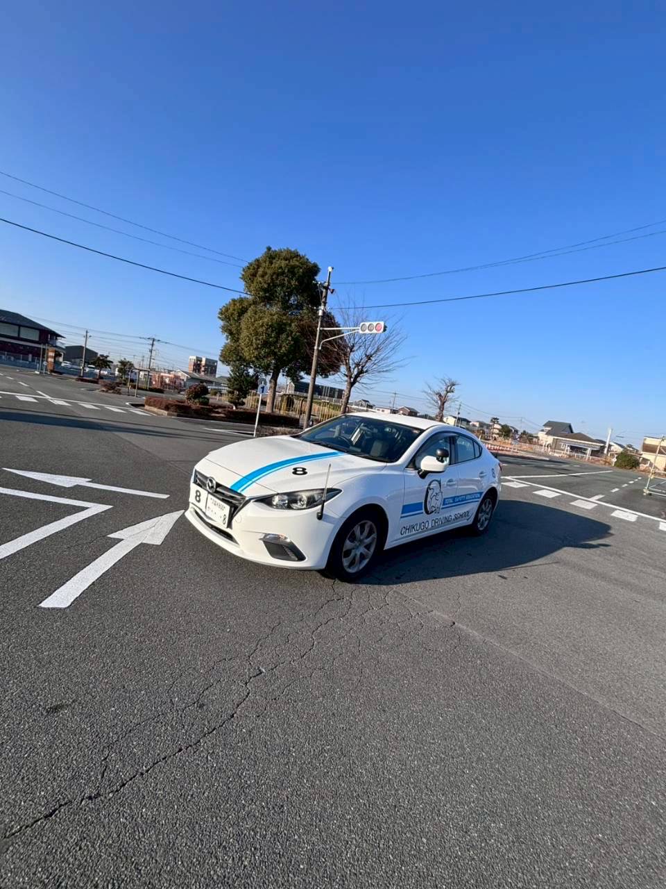 筑後自動車学校の教習車が教習コースを走行する様子